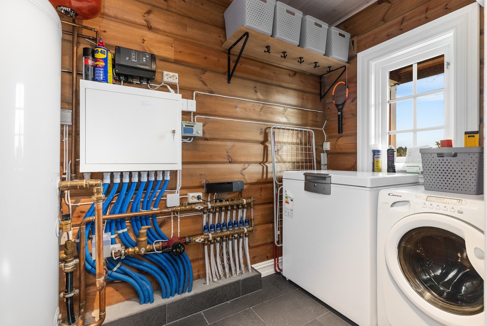 Vaskerom/teknisk rom hvor det er muligheter for oppbevaring samt tørking av sko og yttertøy, praktisk beliggende ved entré Galleribilde