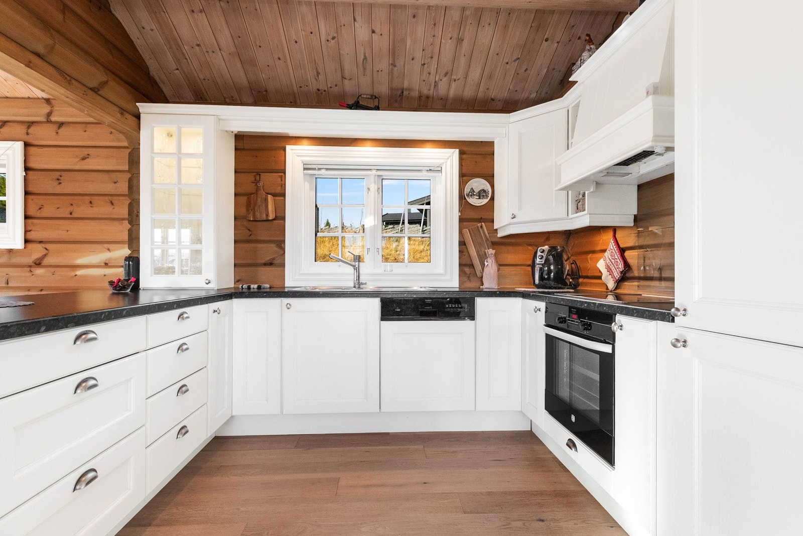 Solid kjøkkeninnredning fra Huseby med heltre fronter i profilfreste detaljer Galleribilde