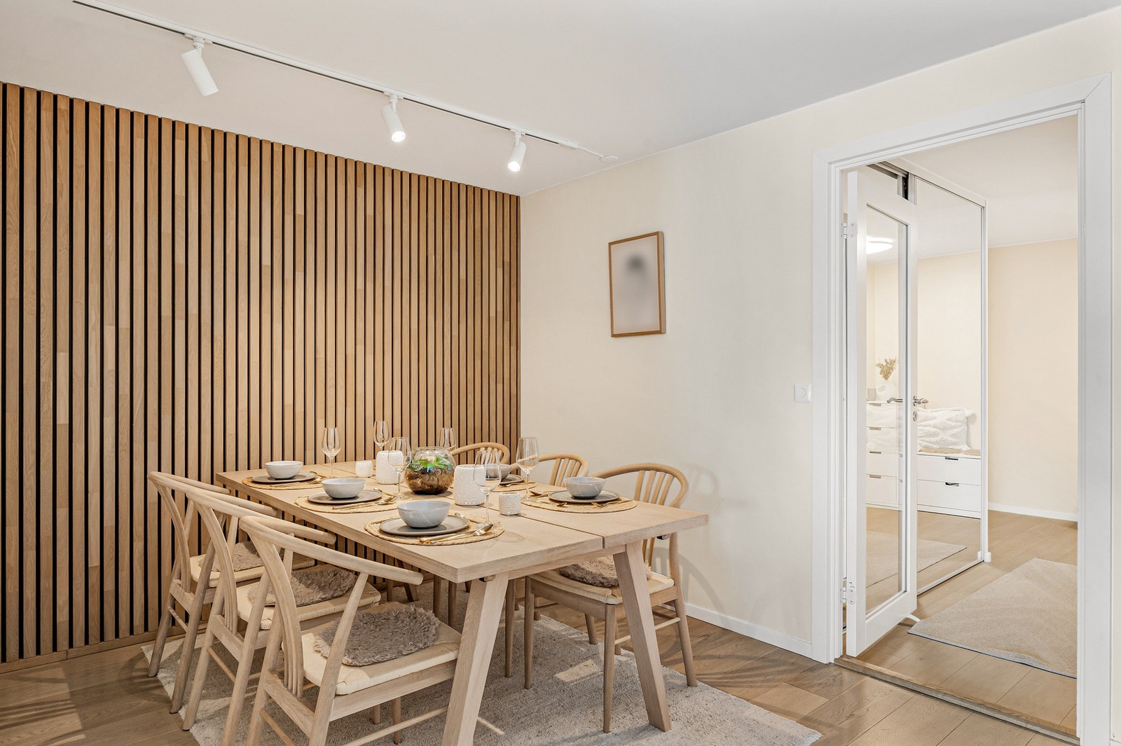 Helhetlig og elegante detaljer med spilevegg som gir et flott inntrykk. Galleribilde