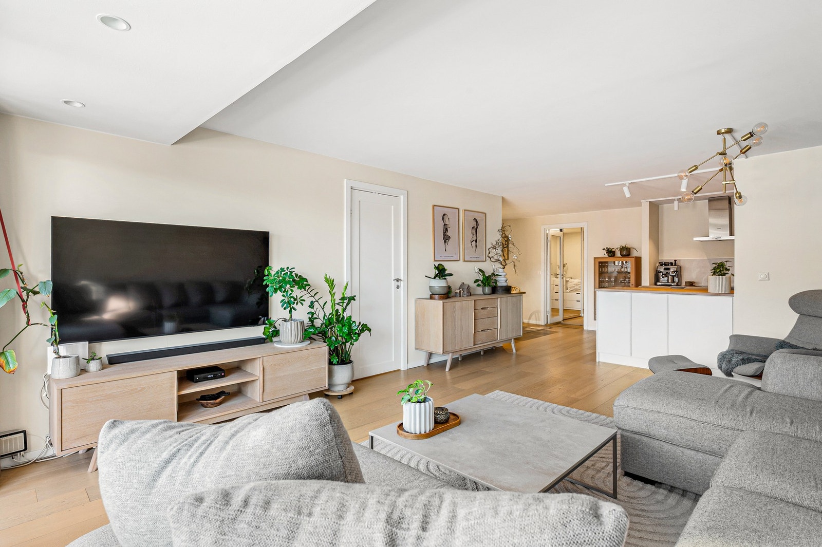 Sosial og åpen løsning med kjøkkenøy som avdeler. Galleribilde