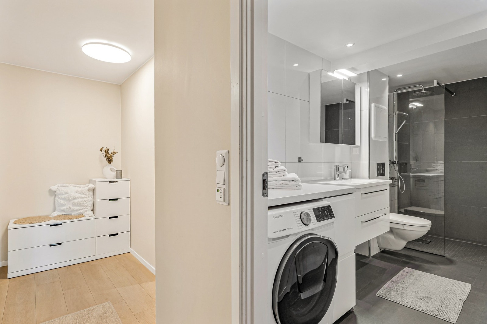 Delikat flislagt bad fra 2018 med opplegg for vaskemaskin. Galleribilde