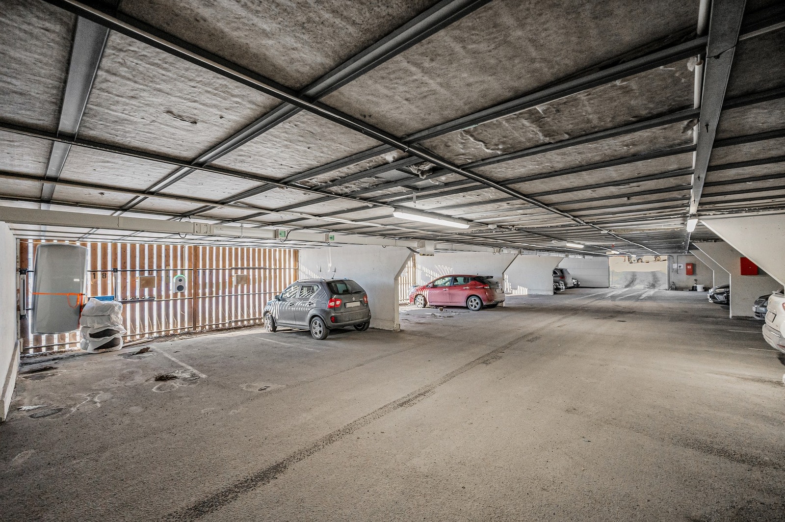 Parkeringsplass i felles garasjeanlegg som følger leiligheten. Mulighet for elbillader. Galleribilde