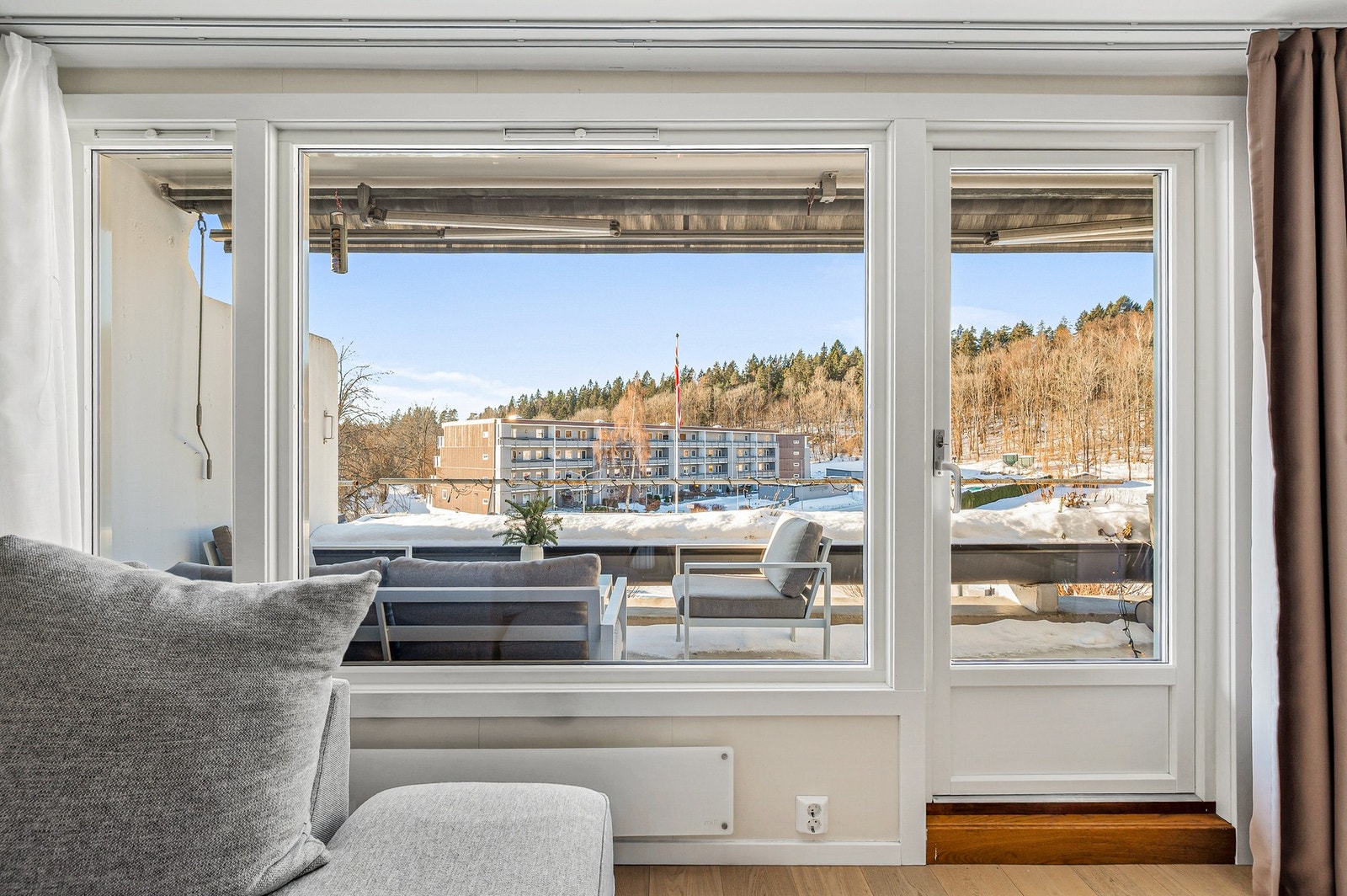 Utsikt fra stuen mot nærområdet. Galleribilde