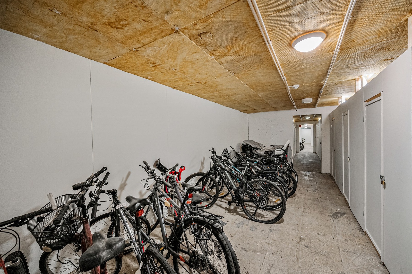 Felles sykkelparkering i kjeller og egen bod som tilhører leiligheten på 2kvm. Galleribilde