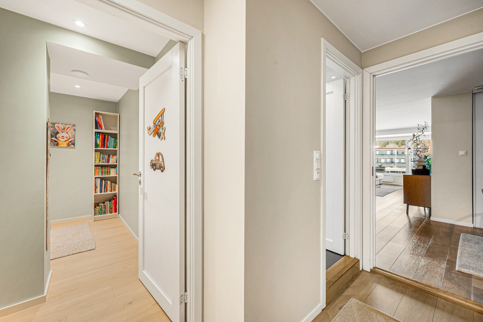 Adkomst til disp.rom også fra gangen. Galleribilde