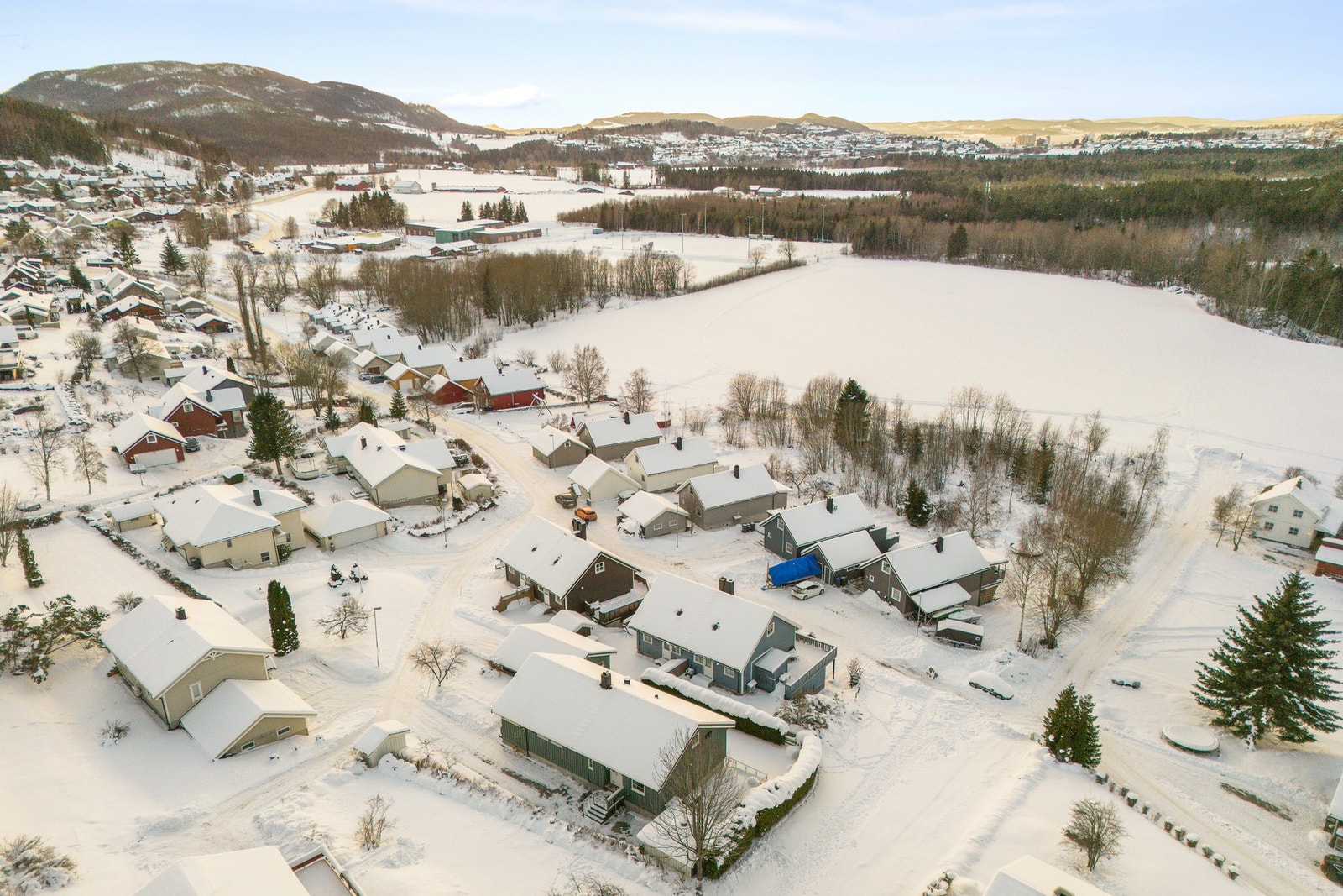 Her bor du med svært kort og trygg gangavstand til barnehage, barneskole og idrettsanlegg - alt innen ca. 1 km Galleribilde