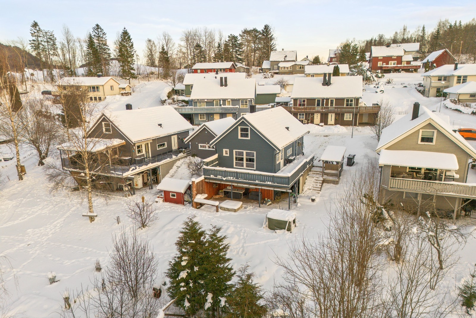 Tomten måler 399 kvm og er godt utnyttet med to terrasser, samt trapp som binder områdene sammen. Galleribilde