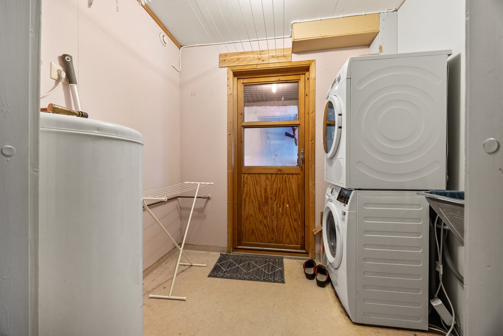 Vaskerom - 3,5 kvm. Utstyrt med utslagsvask, bereder og opplegg for vaskemaskin. Dør ut til terrasse. Galleribilde