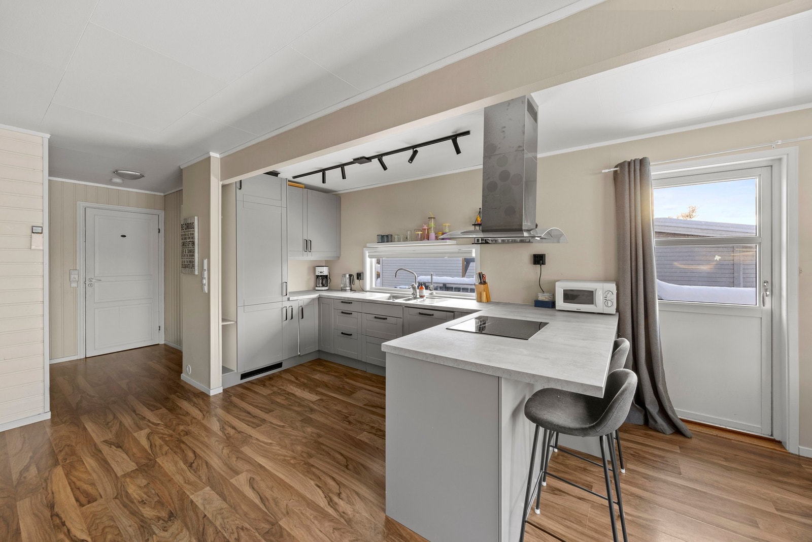 Innredningen fra 2020 er praktisk med generøs benkeplate som gir mulighet for sitteplasser. Galleribilde