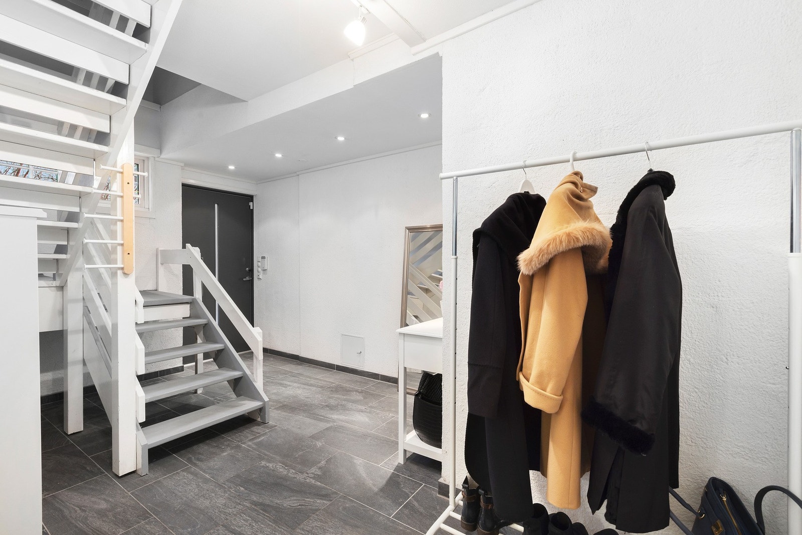 Hyggelig hall med varme i gulv Galleribilde