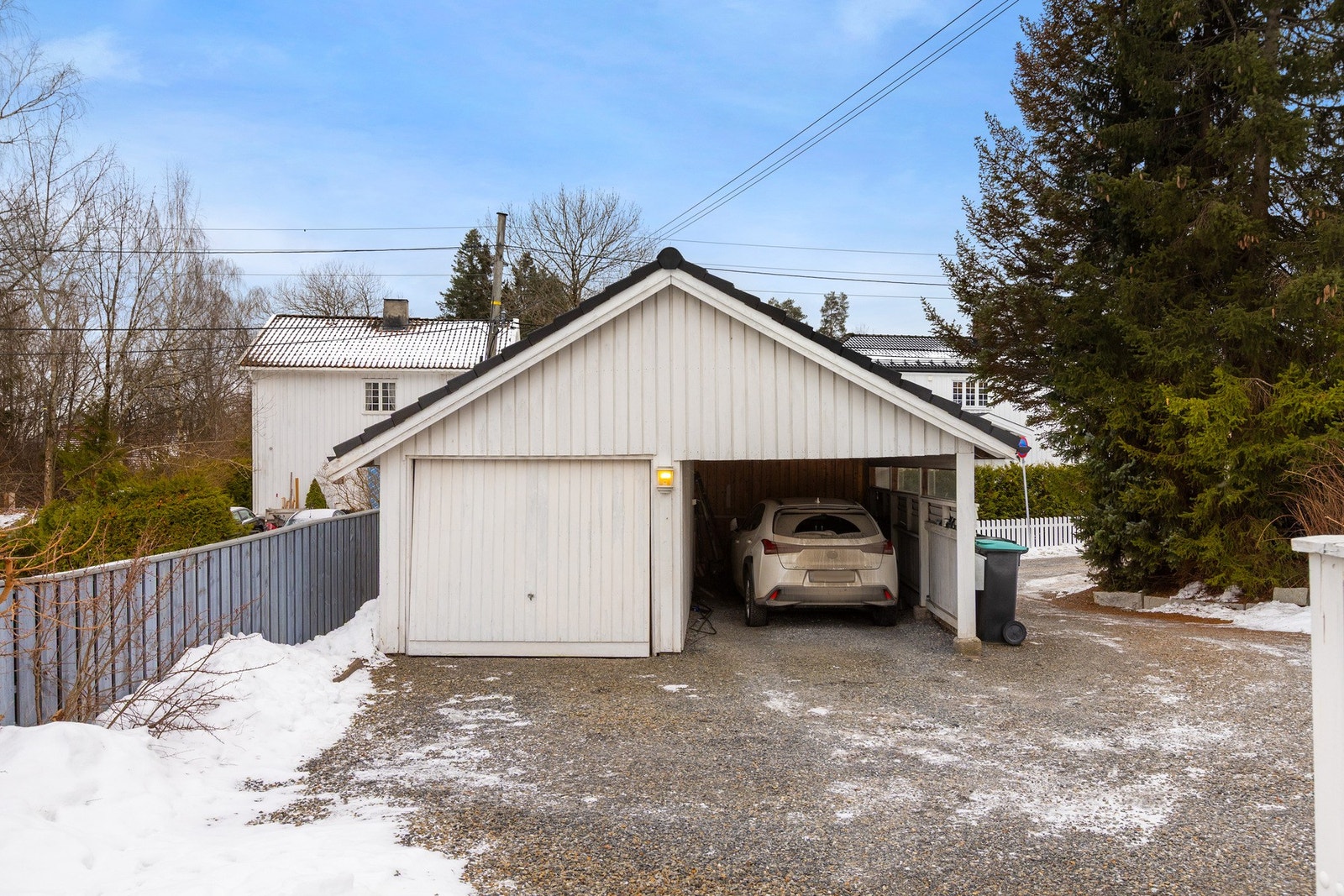 Garasje med carport Galleribilde