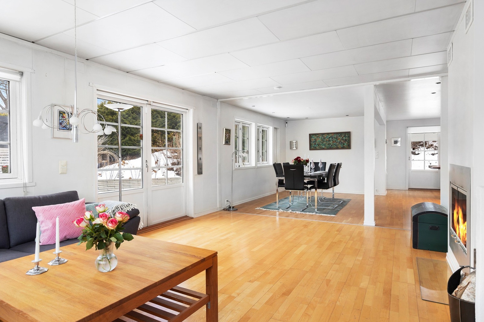 Utgang ut til en stor og solrik terrasse Galleribilde