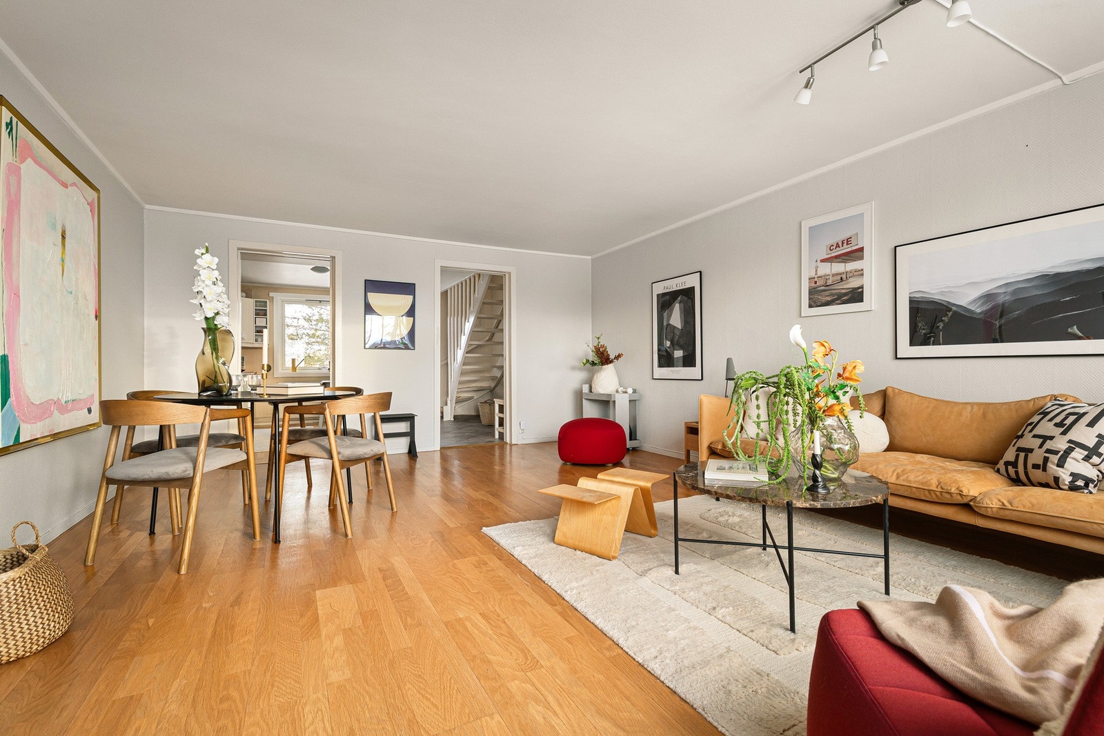 Den gjennomgående utformingen bidrar til en luftig atmosfære. Galleribilde