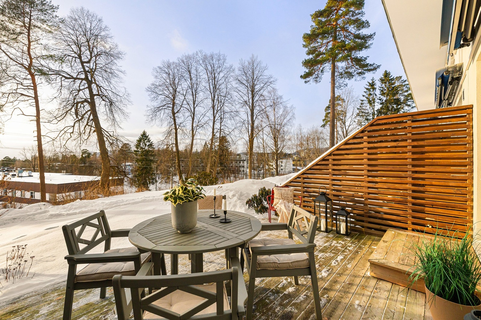 Leveggene mot naboseksjonene bidrar til en skjermet og privat atmosfære. Galleribilde