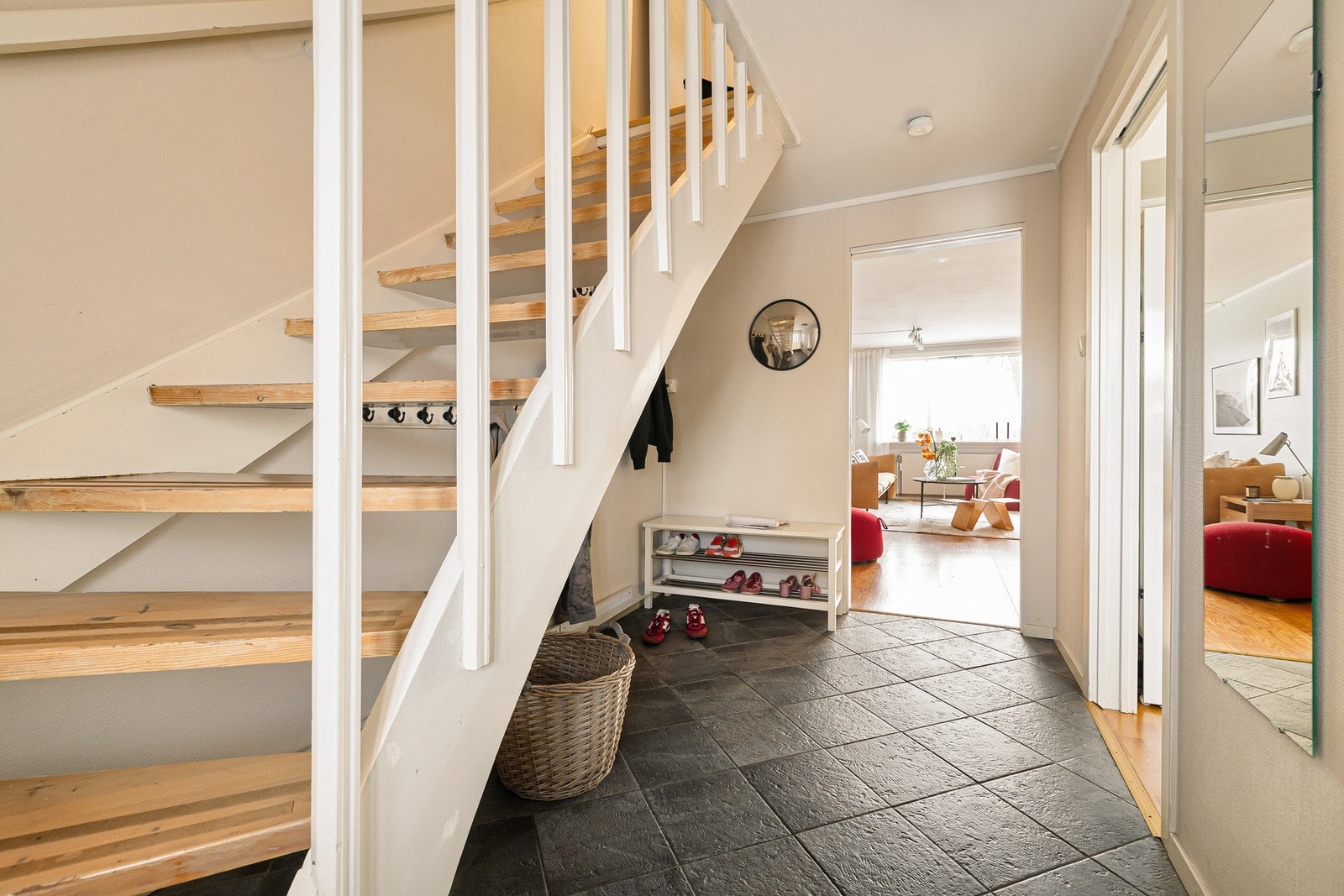 Trapp fra entréen leder videre opp til boligens 2. etasje. Galleribilde
