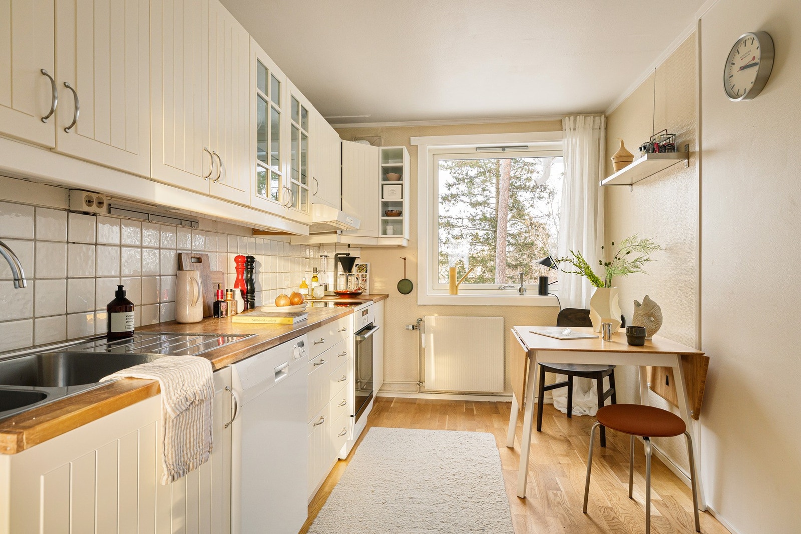 Kjøkkenet er fra 2011 og har en lys og velholdt innredning. Galleribilde