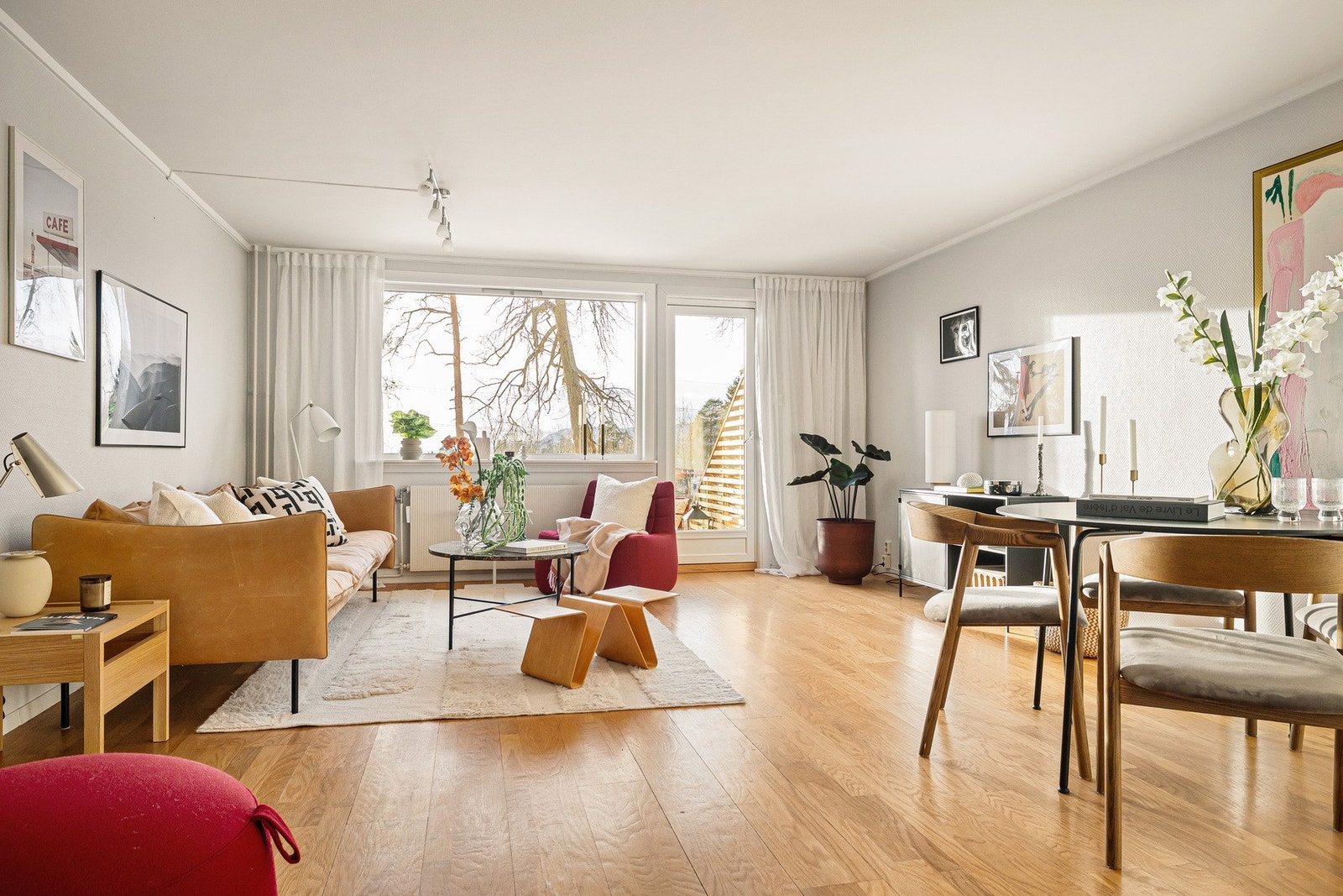 Lys og innbydende stue med gode møbleringsmuligheter. Galleribilde