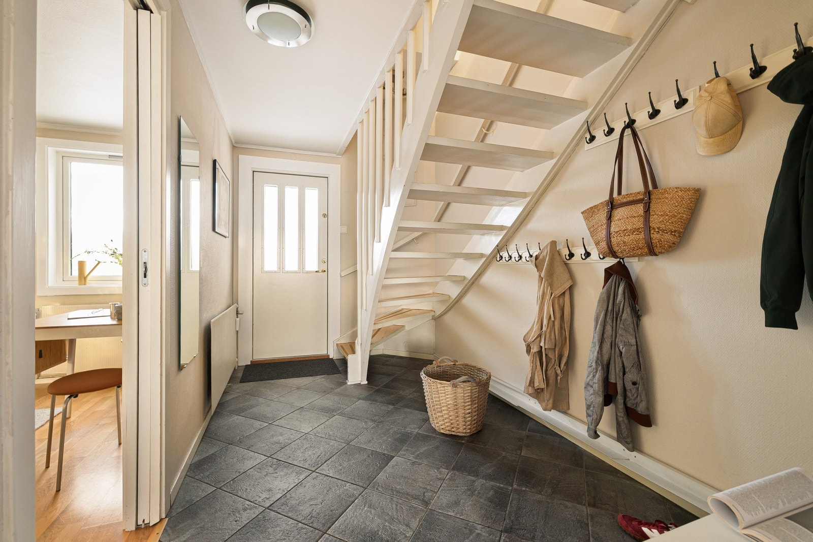 Lys entré med god plass til oppheng av yttertøy. Galleribilde
