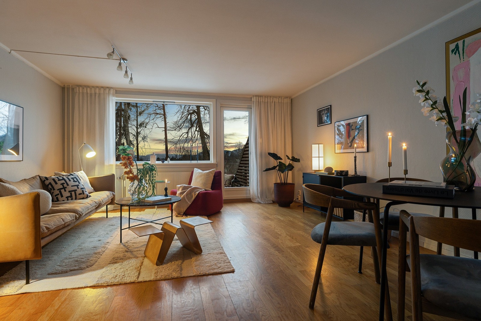 Leiligheten har en gjennomtenkt planløsning med god balanse mellom sosiale og private soner. Galleribilde