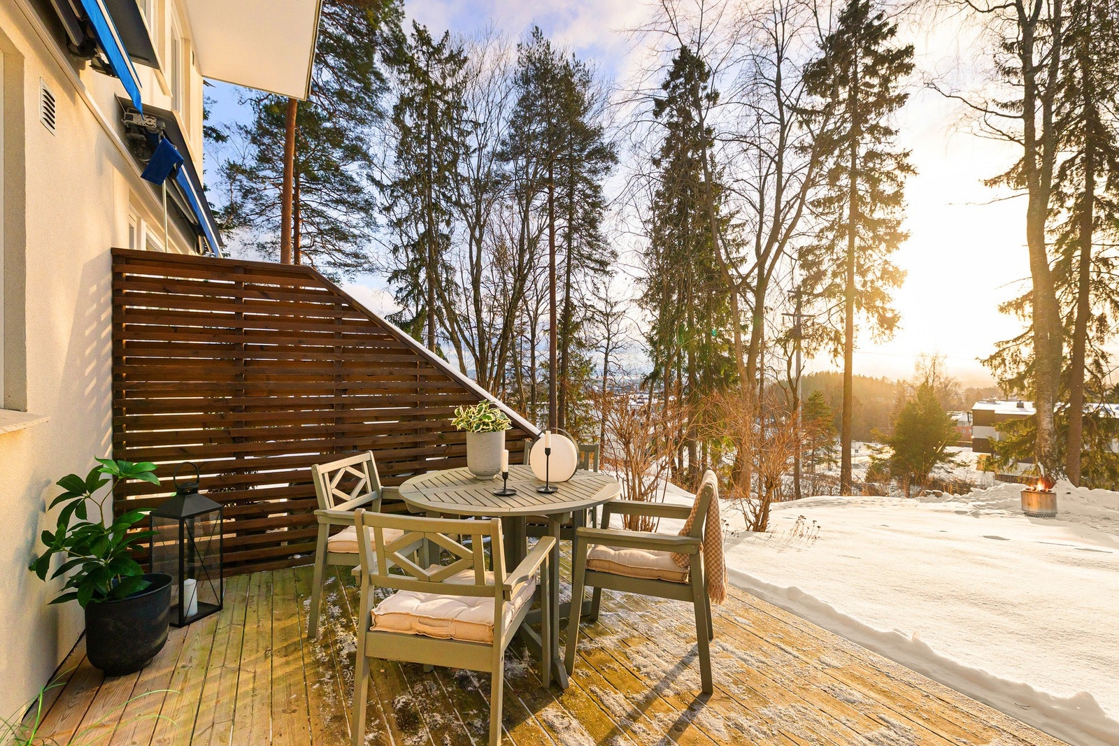 Stuen forlenges av en markterrasse på ca. 15 kvm. Galleribilde