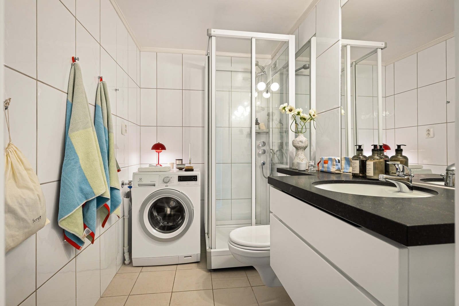 Lyst, flislagt bad fra 2006. Galleribilde