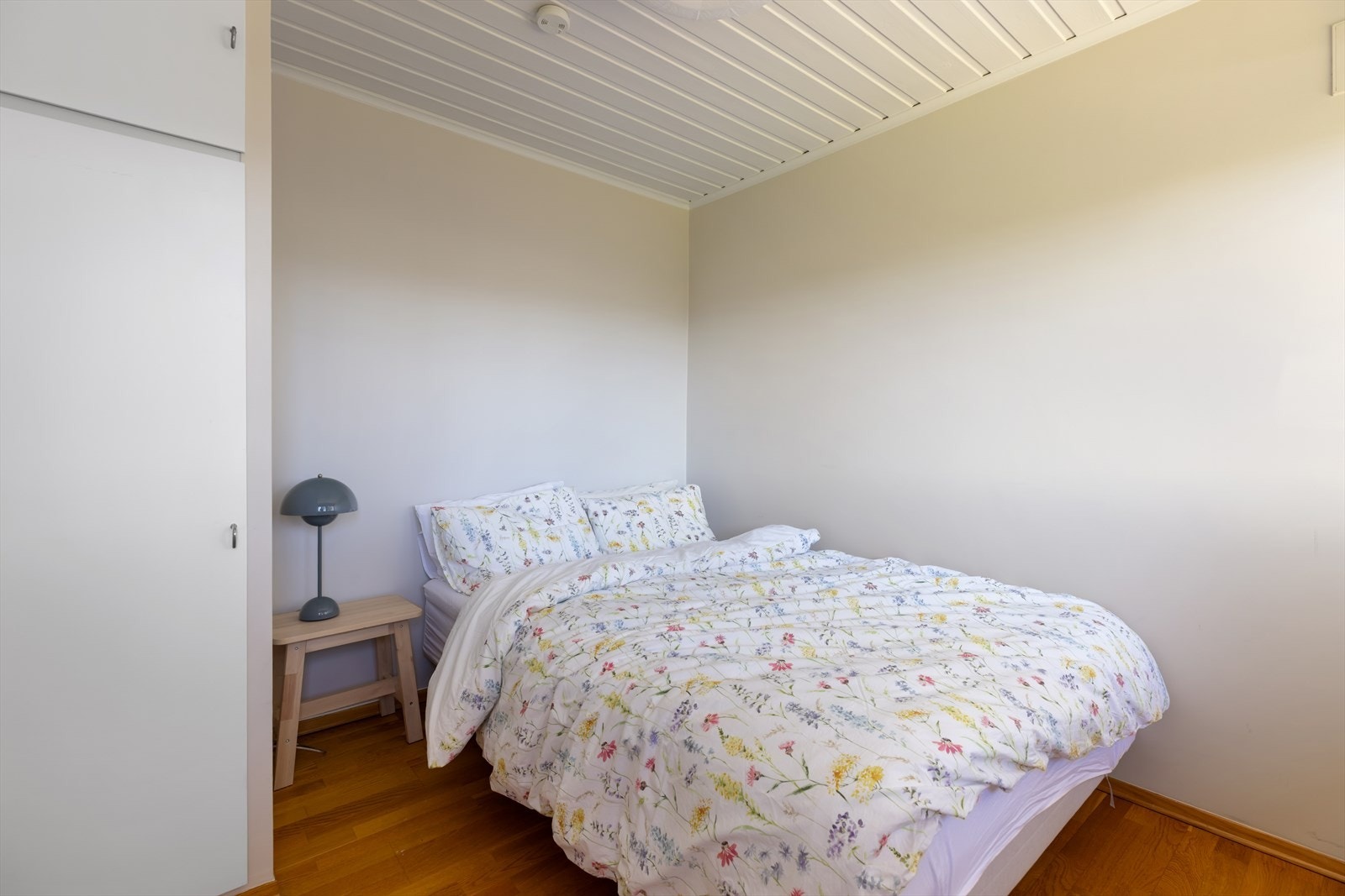 Underetasjen inneholder tre soverom av god størrelse, som gir fleksibilitet for en voksende familie, gjesterom eller hjemmekontor. Galleribilde