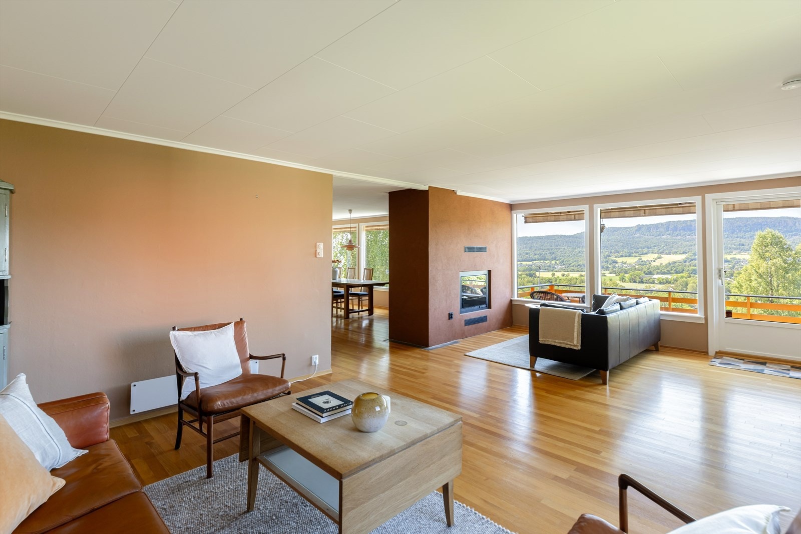 Romslig og lys stue med en sjenerøs takhøyde på ca. 2,35 meter. Galleribilde