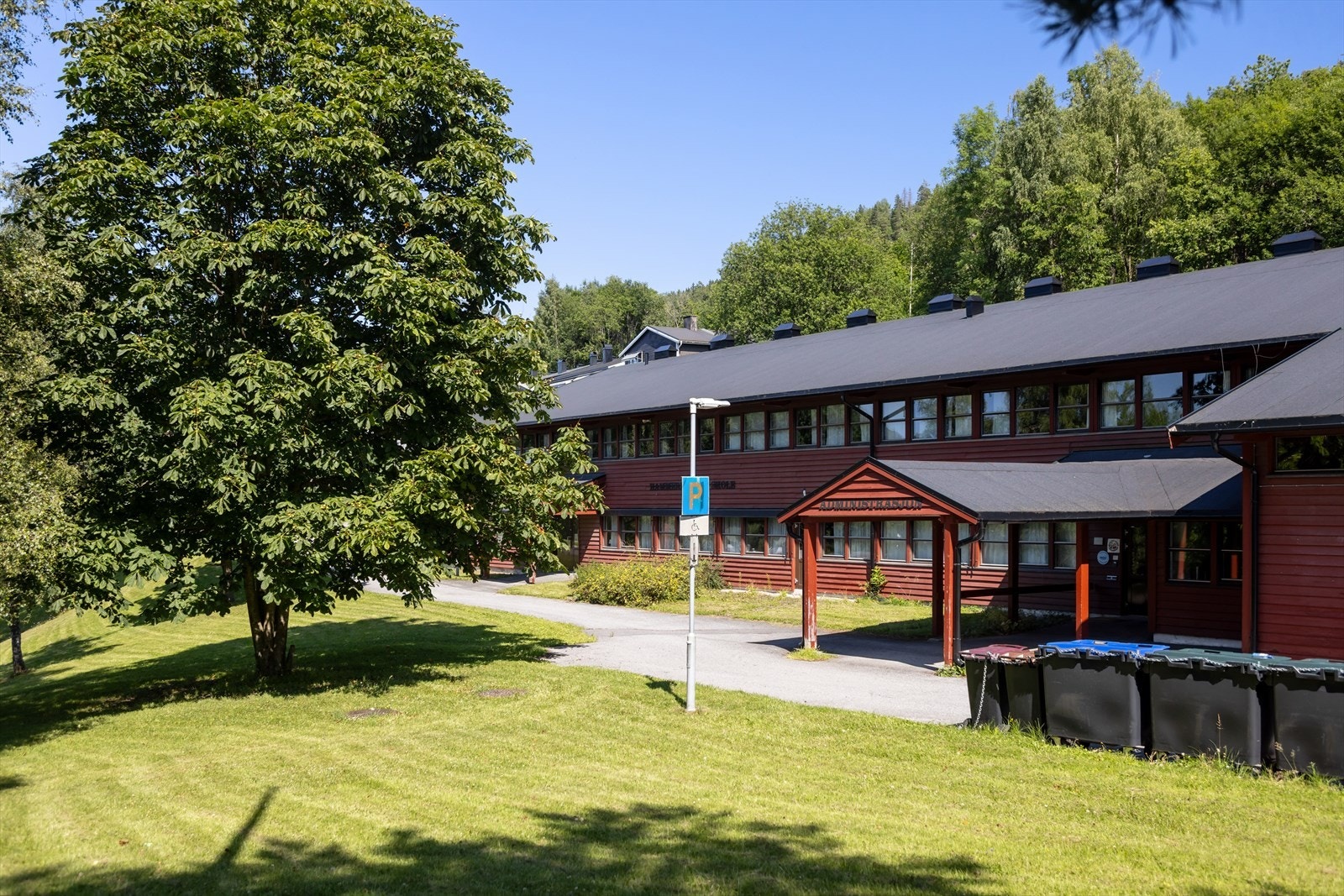 Kvalitetsskoler som Bryn og Hammerbakken er innen gangavstand, og det finnes et bredt barnehagetilbud rett i nærheten, noe som gjør hverdagen enkel for småbarnsfamilier. Galleribilde