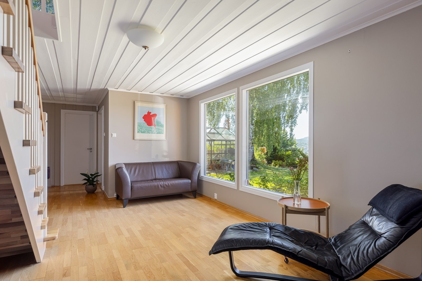 Dette er et allsidig rom med gode møbleringsmuligheter for sofagruppe og TV-seksjon. Galleribilde