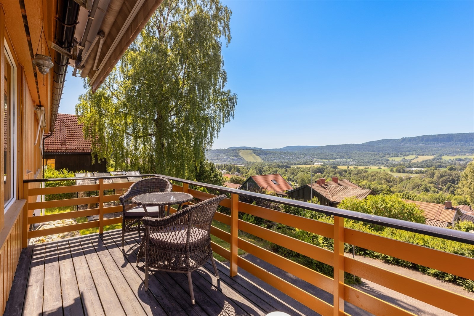 Fra stuen er det utgang til en solrik, vestvendt balkong på ca. 7,6m². Galleribilde