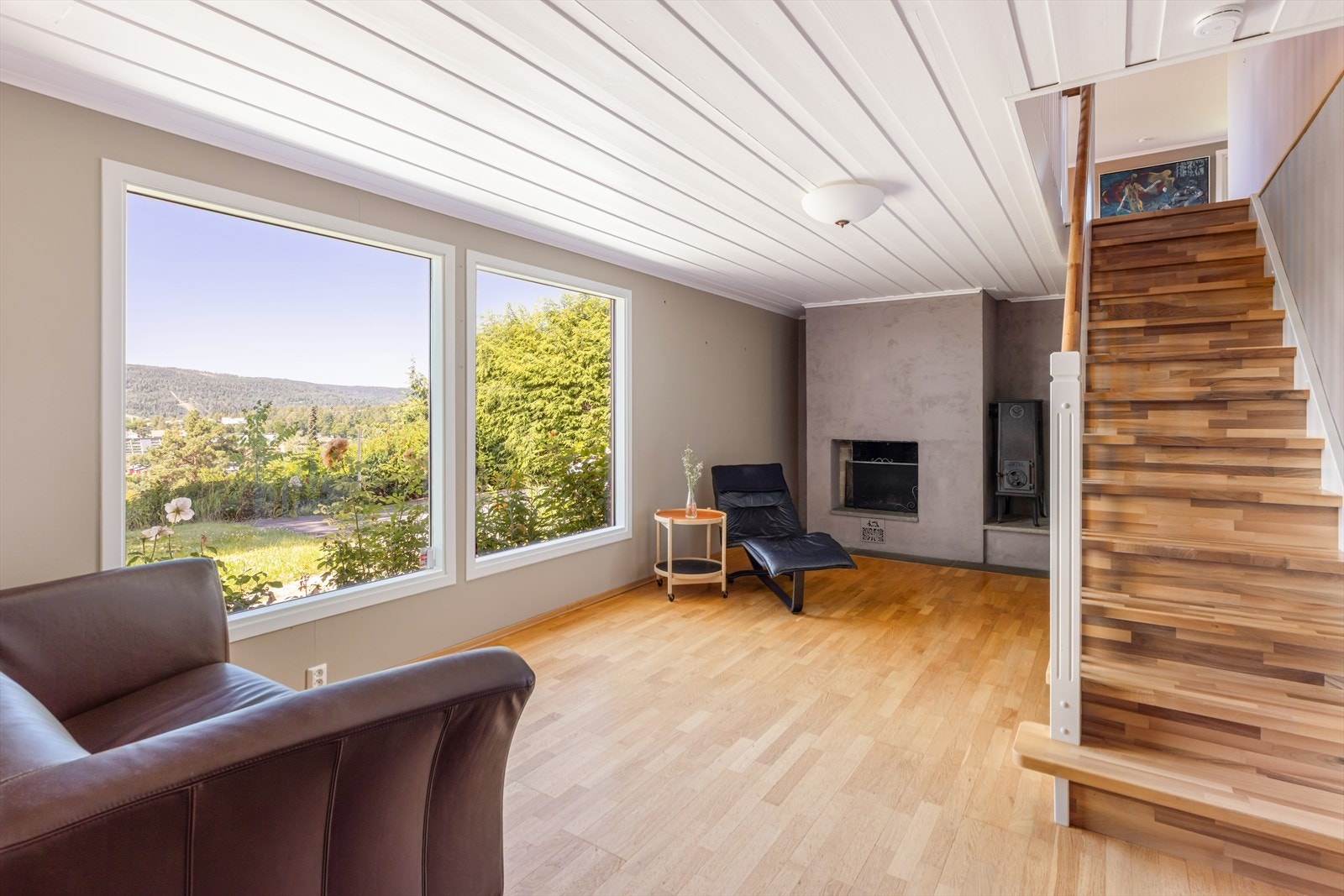 Stuen i underetasjen er et lunt og koselig samlingspunkt med en takhøyde på ca. 2,3 meter. Galleribilde