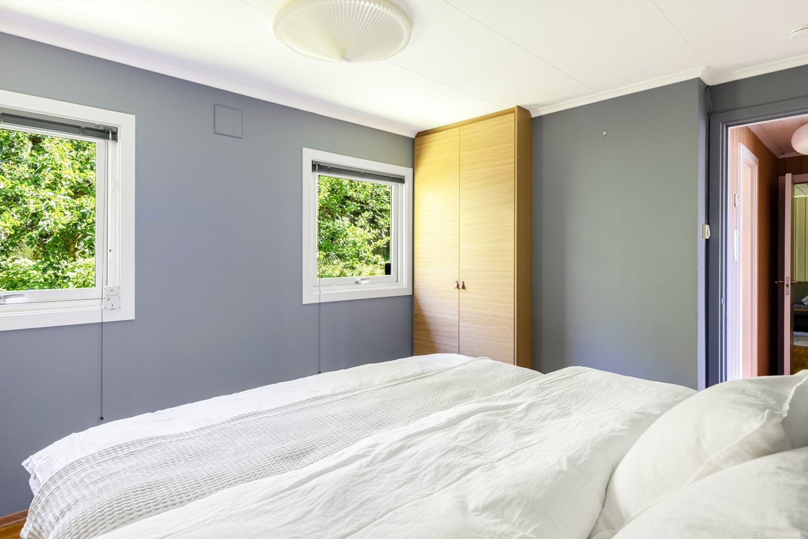 Her er det rikelig med plass til en dobbeltseng og omfattende garderobeløsninger. Galleribilde