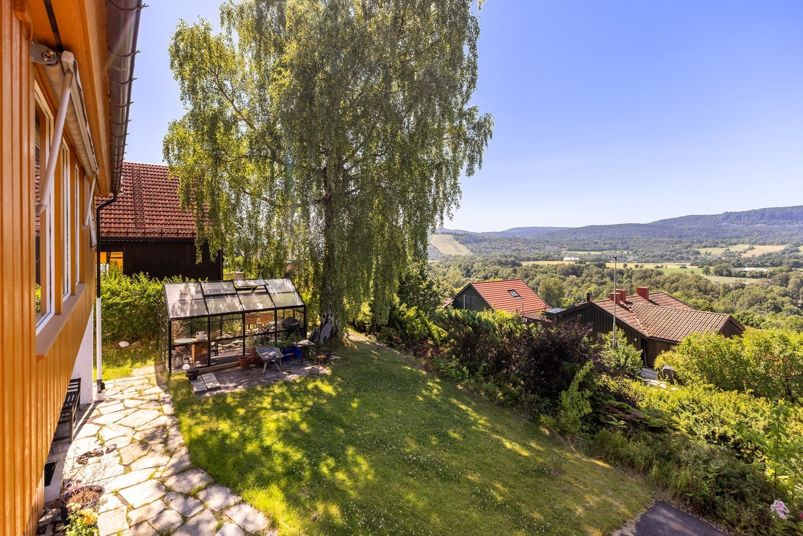 Boligen har fantastiske uteområder som passer ypperlig for store og små! Galleribilde