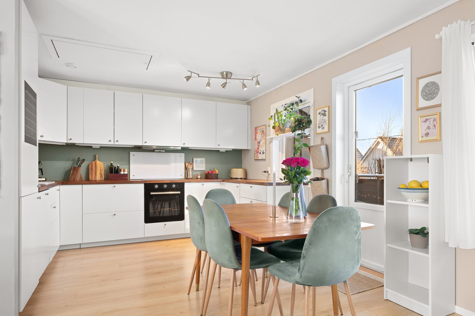 Kabel-tv, internett, kommunale avgifter, bygningsforsikring etc. er inkl. i felleskostnadene. Galleribilde