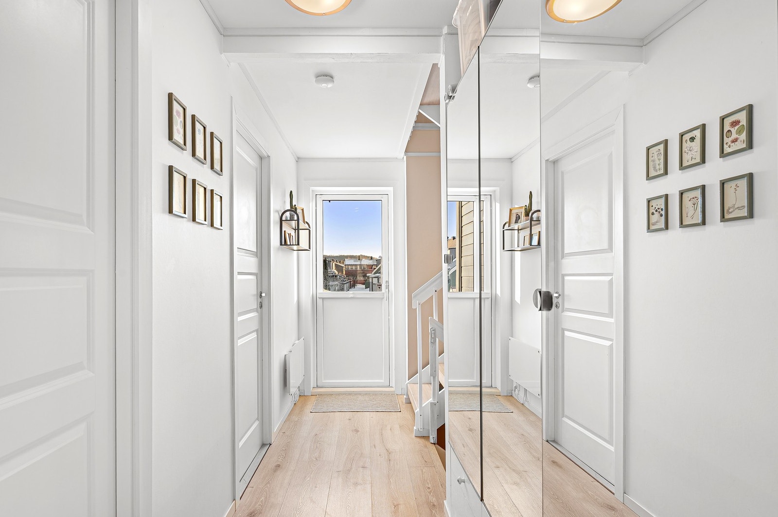 1. etasje består av entre/trapperom, bad samt 2 soverom av god størrelse. Galleribilde