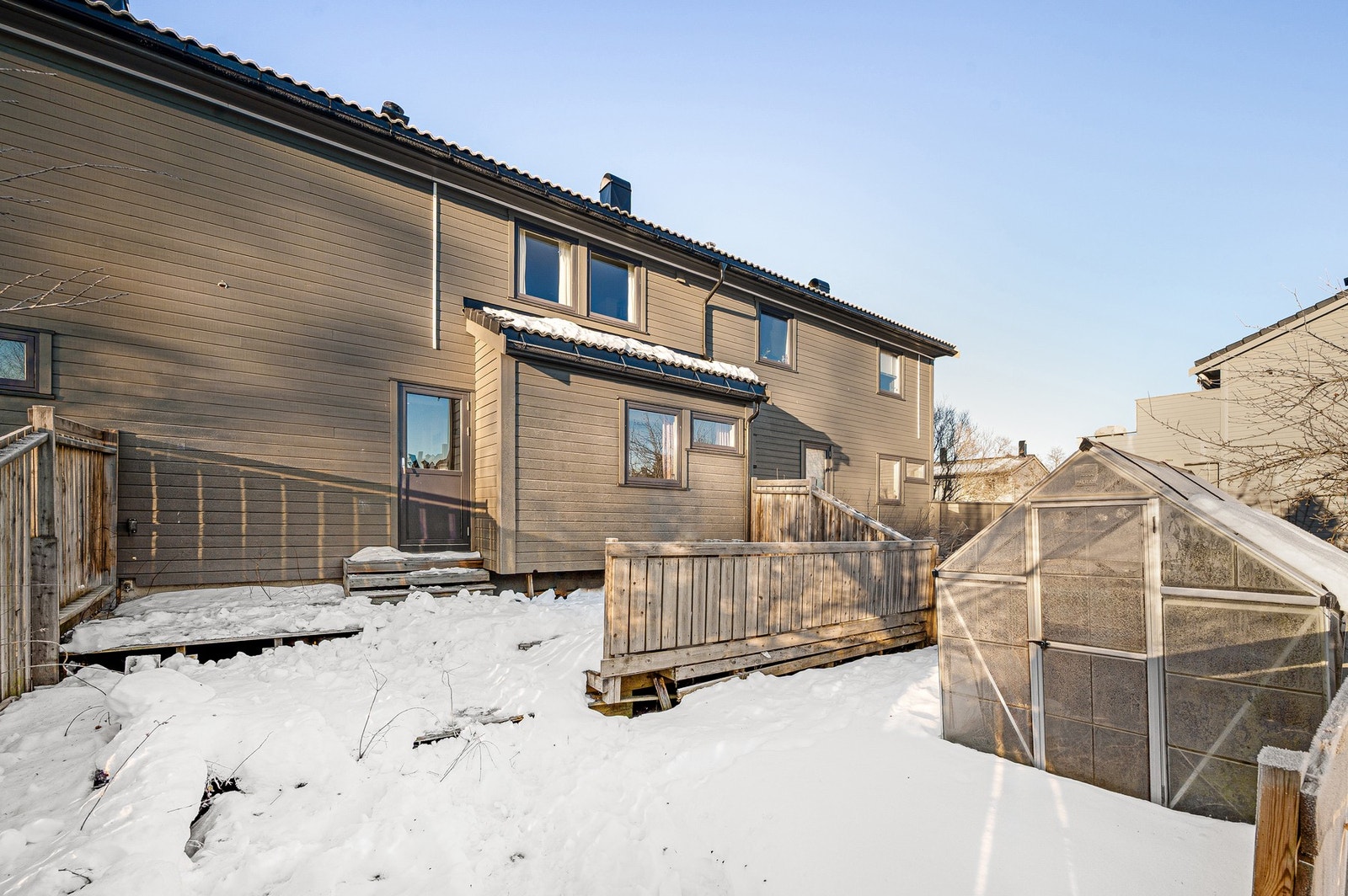 Fra første etasje har du også utgang til en romslig terrasse på 20 kvm og hage med morgensol. Drivhus og urtekasser medfølger. Galleribilde