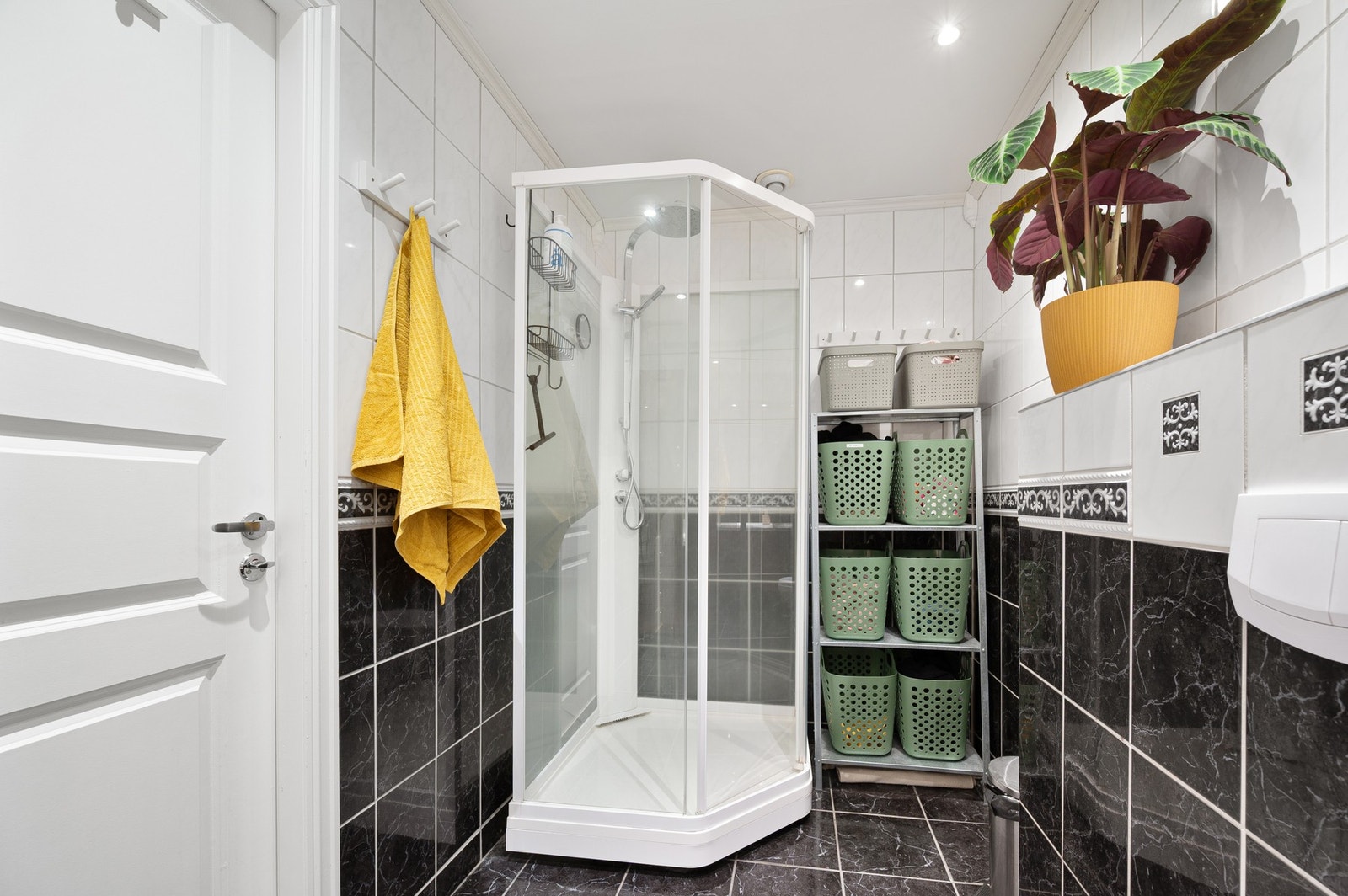 Badet er på 5,5 kvm og ble pusset opp i 2007. Galleribilde