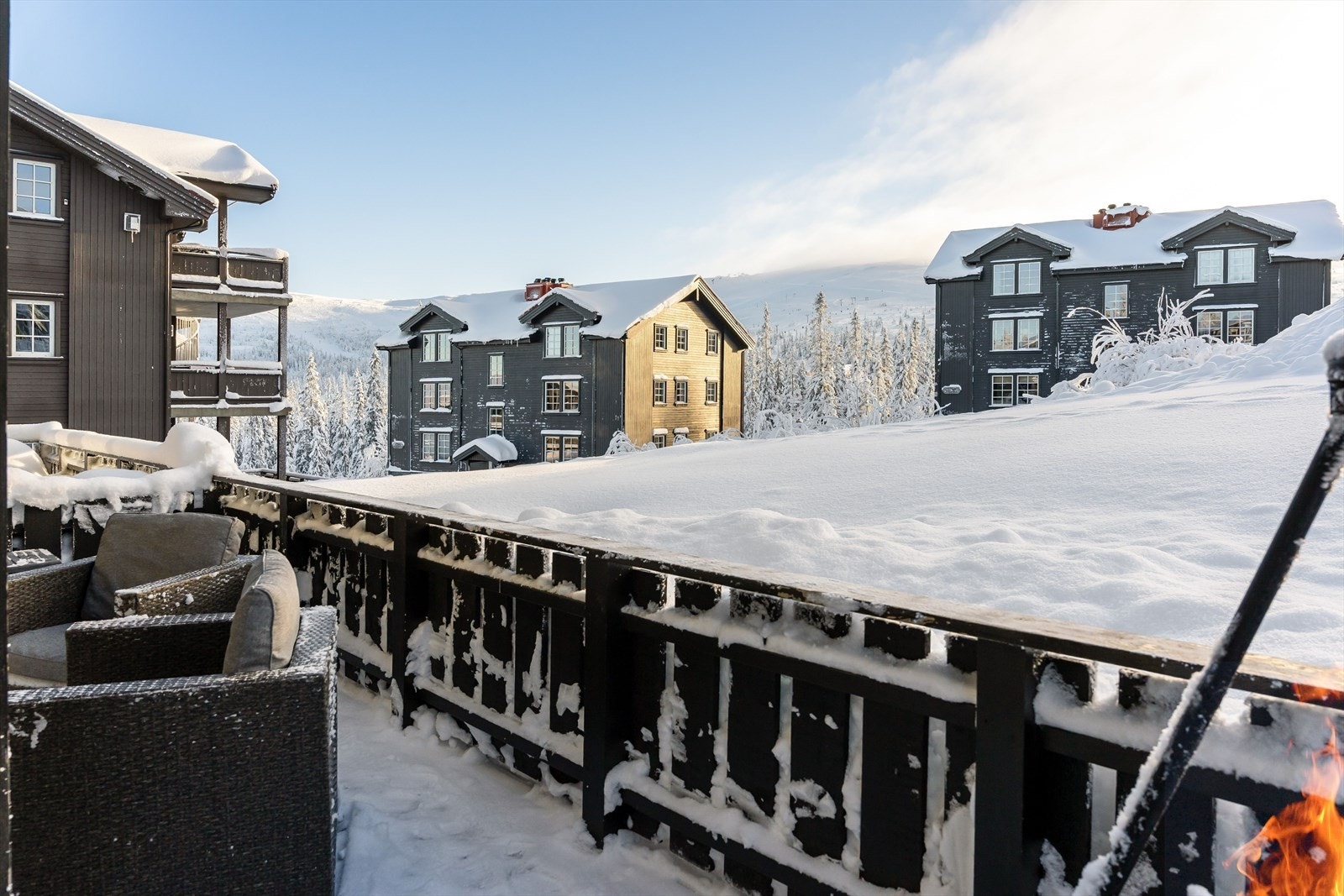 Terrassen er delvis overbygget og har terrassebord på gulv. Galleribilde