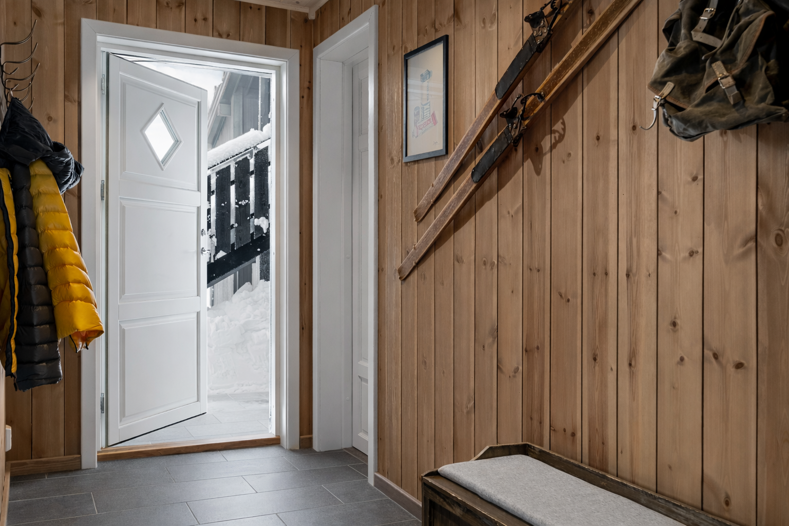 Når du entrer leiligheten, kommer du inn i en flott entré med plass til sko og oppheng av yttertøy. (bildet er redigert av selger) Galleribilde