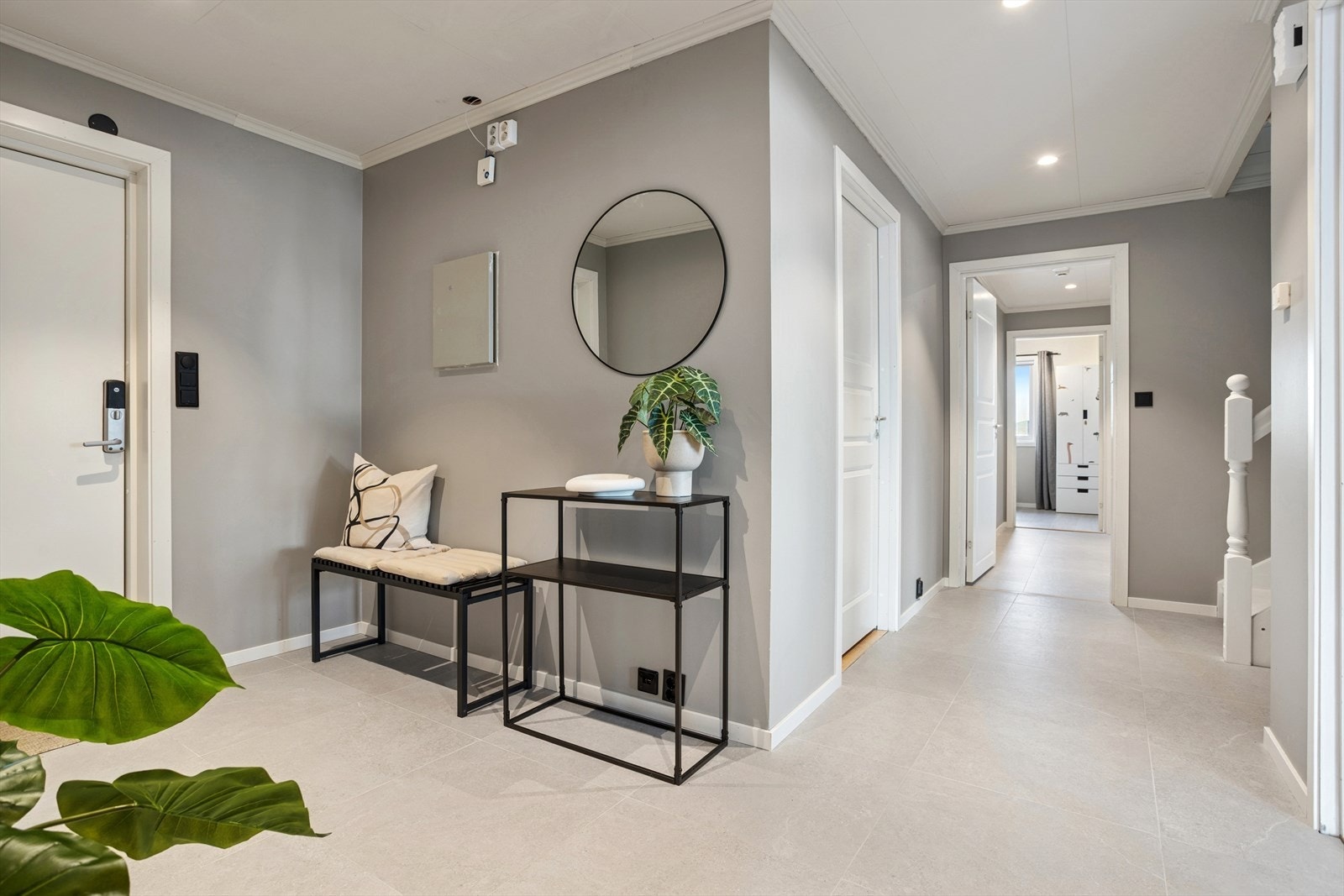 Hallen er nylig oppgradert med nye vegger og flislagt gulv - Videre tilkomst til øvrige rom i etasjen Galleribilde