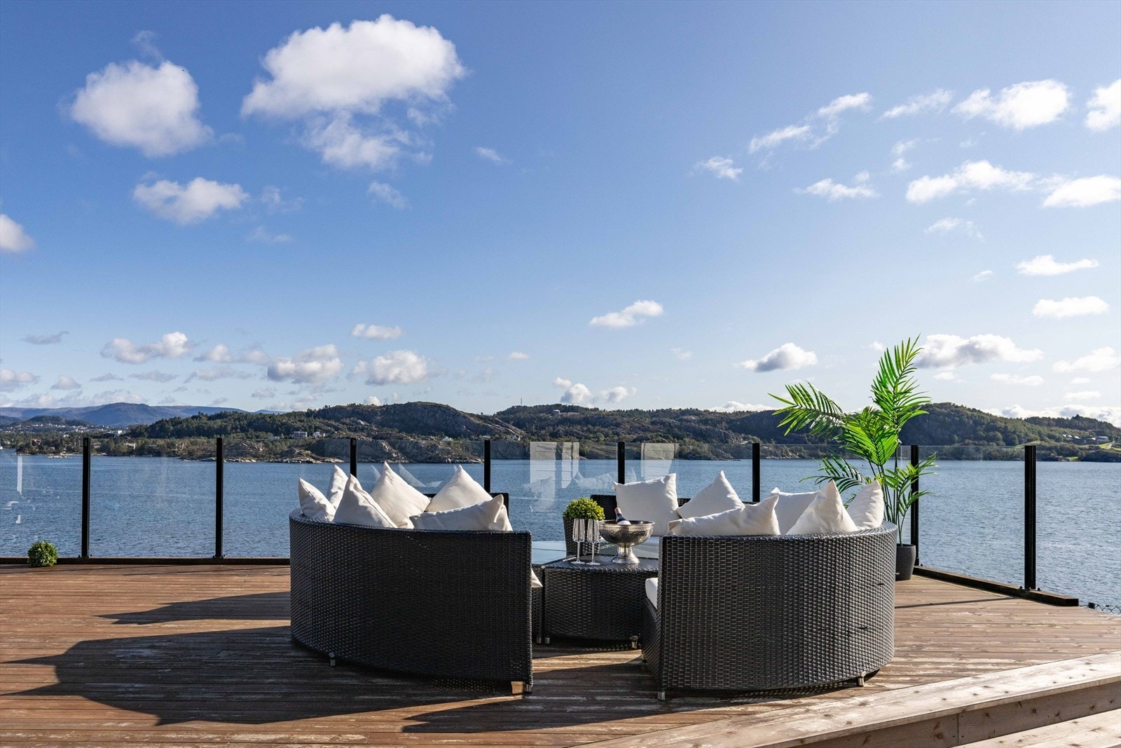 Flott utførelse med glassrekkverk for å bevare utsikten Galleribilde