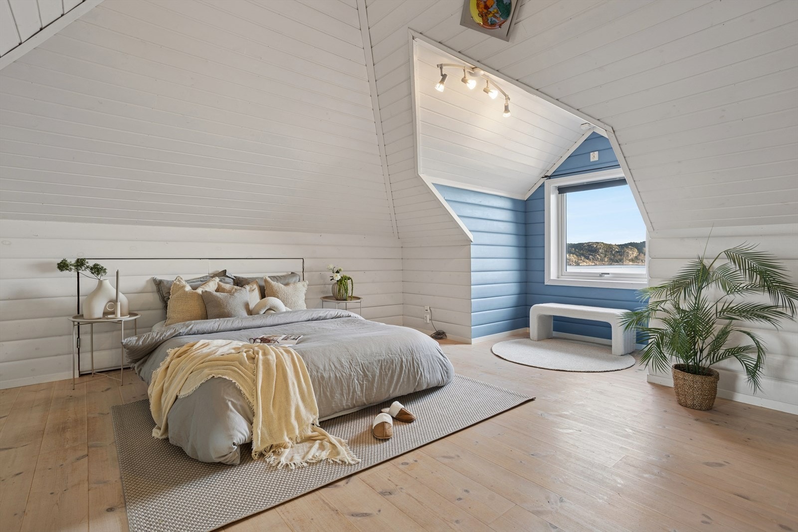 Svært romslig soverom i 2.etasje - Dette kan også benyttes som et hovedsoverom! Galleribilde