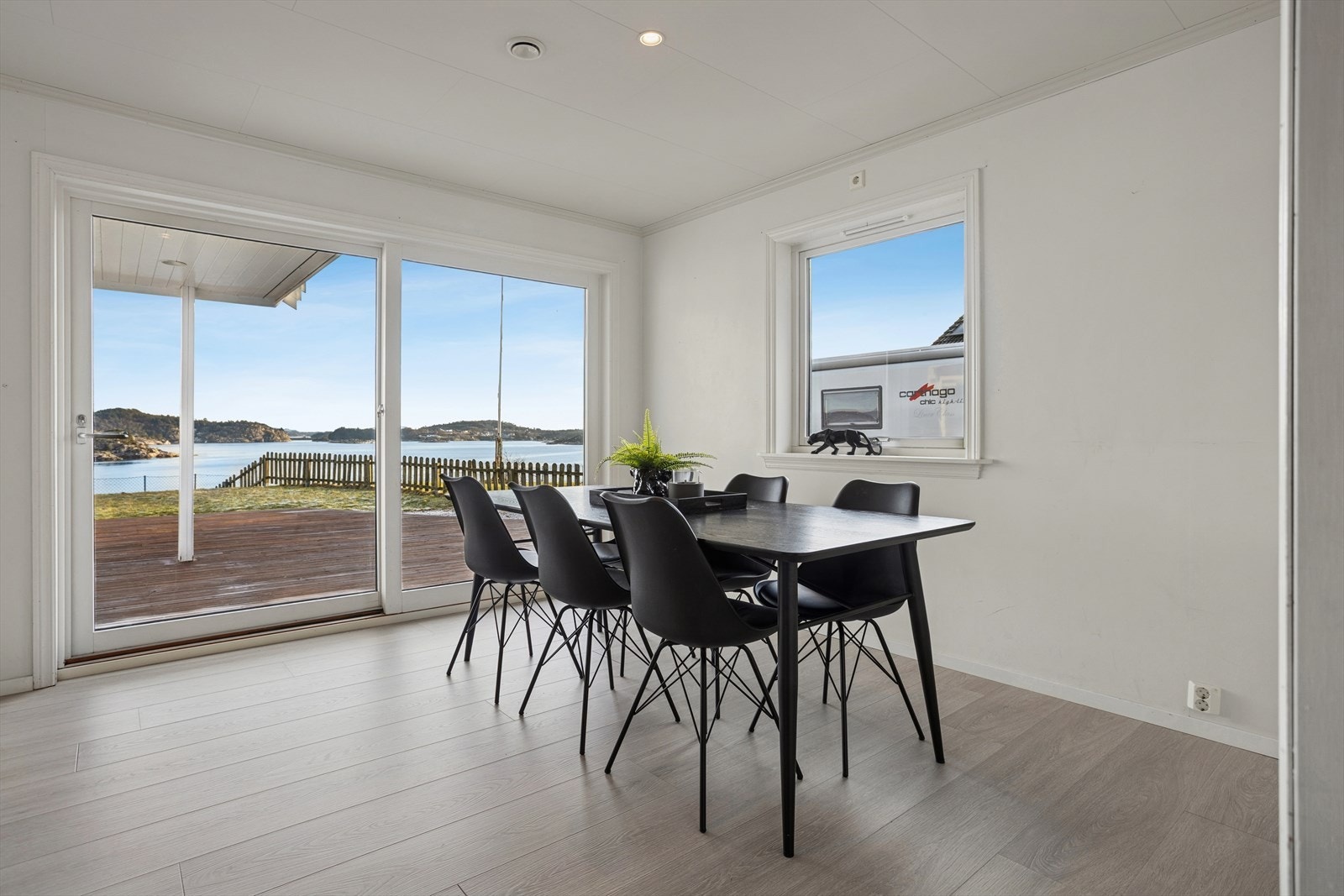 God plass til å invitere venner og familie på middag! Videre utgang til hagen via glasskyvedør Galleribilde