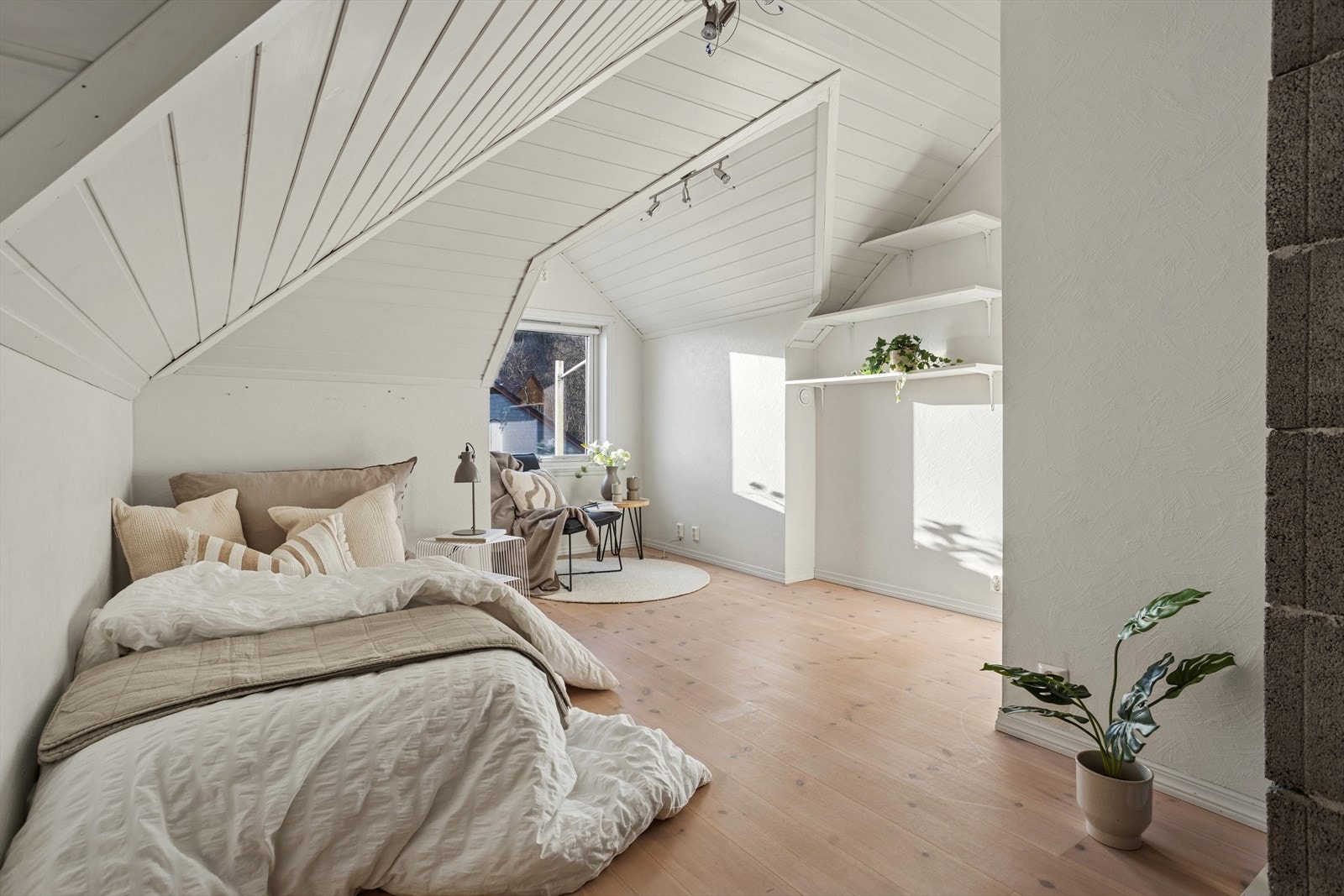 Soverom nr. 5 - Alle soverommene er av god størrelse. Dette rommet er også utstyrt med garderobeskap Galleribilde