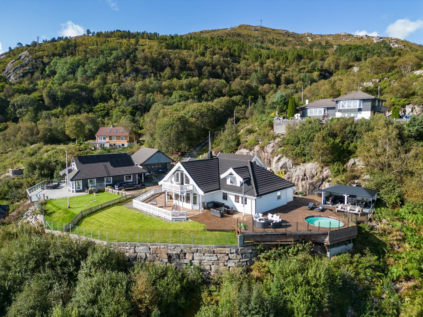 Stor og innholdsrik eiendom med en unik beliggenhet! Galleribilde