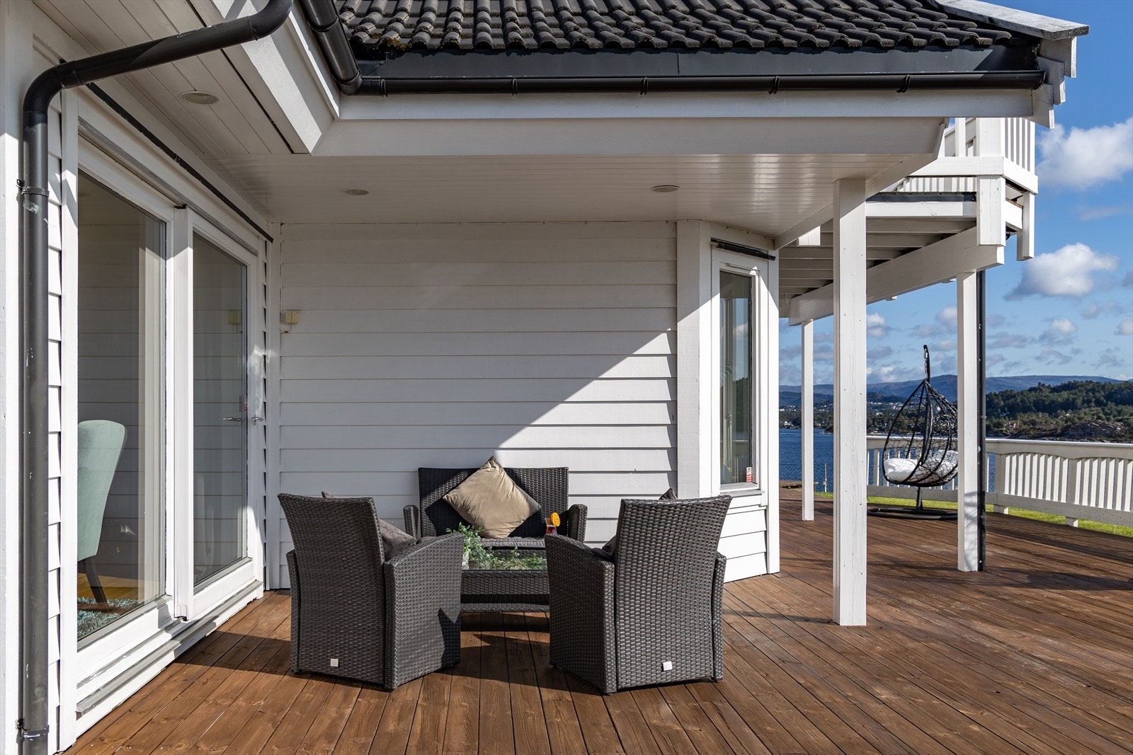 Sørvendt overbygd parti med god plass til sittegruppe Galleribilde