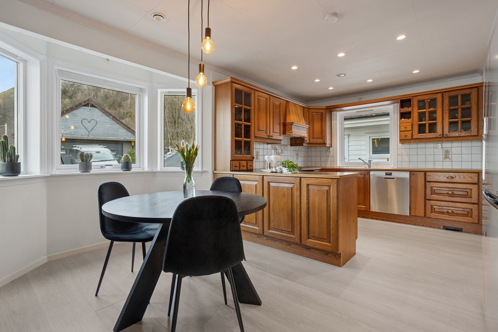 Kjøkken med solide profilerte fronter, laminat benkeplate og kjøkkenvask i rustfritt stål Galleribilde