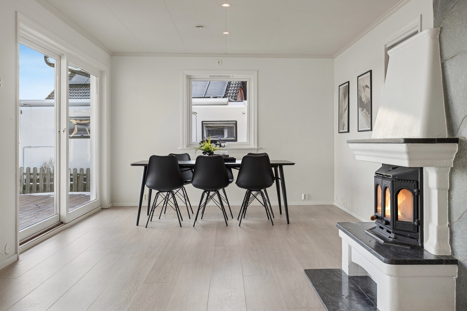 I tillegg til vannbåren gulvvarme er vedovnen en god varmekilde for de kjøligste vinterdagene Galleribilde