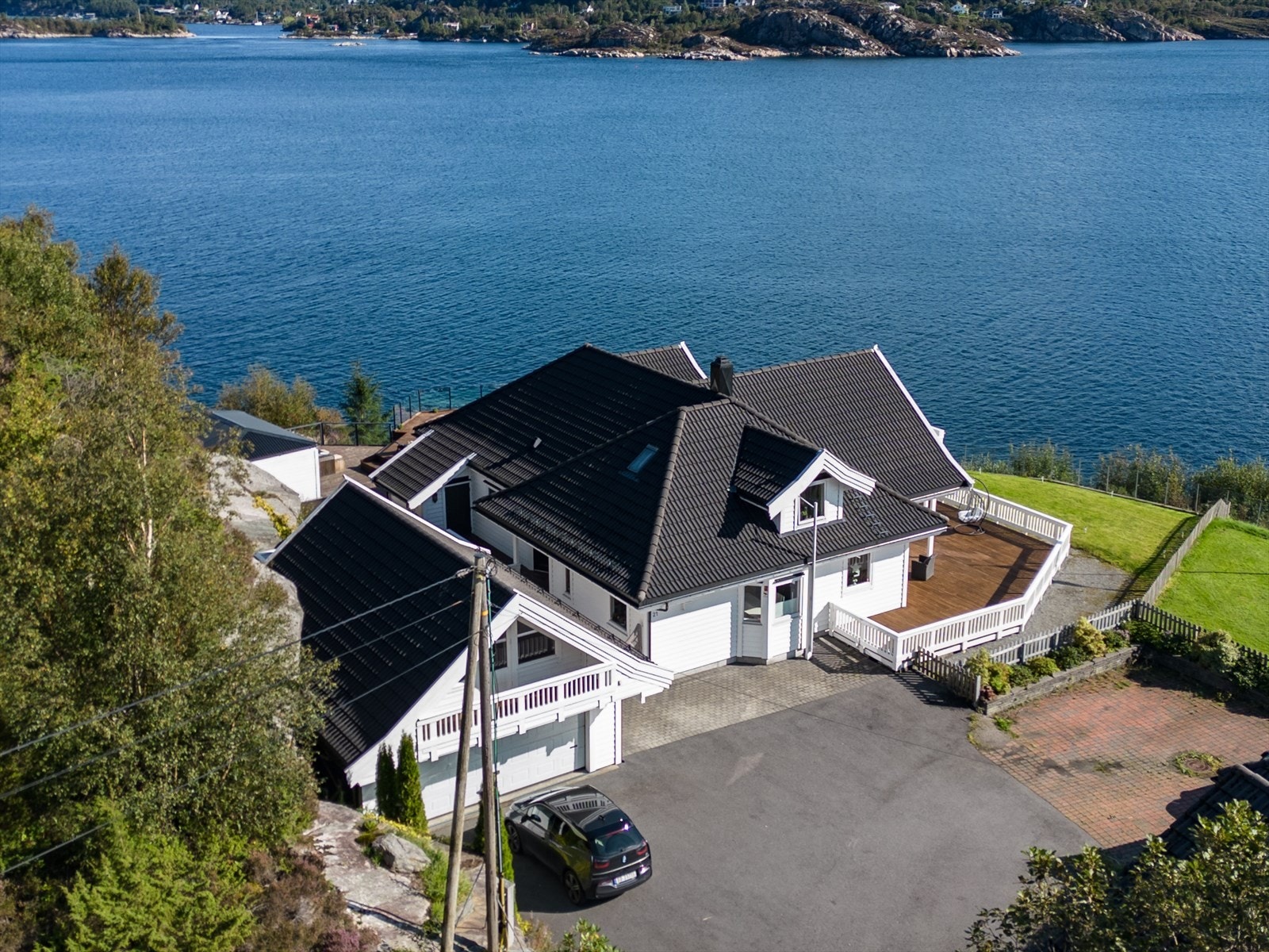 På eiendommen finner man også en utvendig sportsbod, og en stor dobbeltgarasje som også har et uinnredet loftrom med mye potensiale! Galleribilde