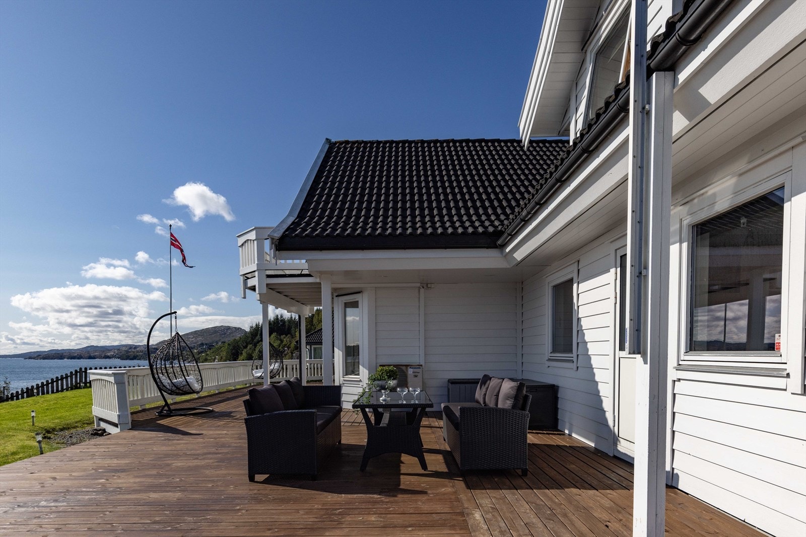 Her er det enkelt å flytte seg etter solen, og sitte i lé for vær og vind Galleribilde